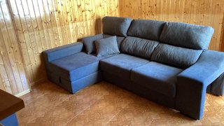 Sofá Chaise Longue azul oscuro tirando a gris.