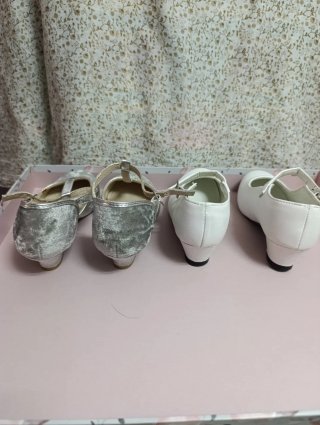 Zapatos de tacón para niña plateados y blancos