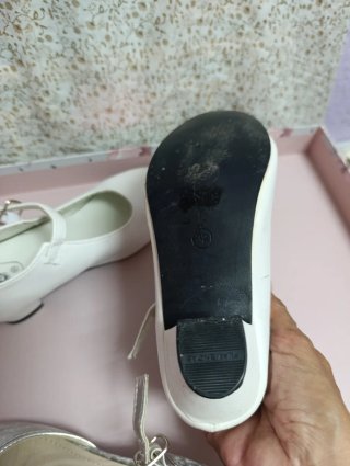 Zapatos de tacón para niña plateados y blancos