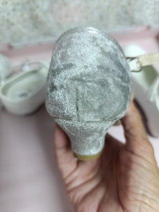 Zapatos de tacón para niña plateados y blancos