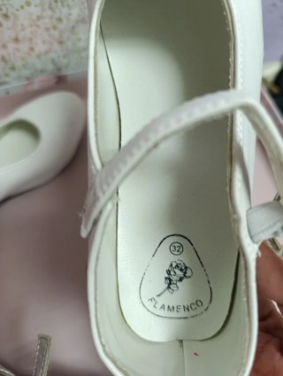 Zapatos de tacón para niña plateados y blancos