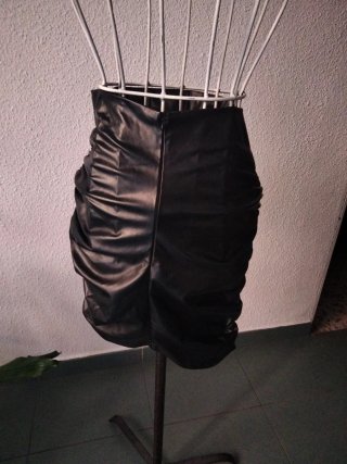 Falda negra efecto piel