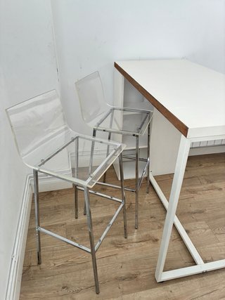 Mesa alta blanca con 2 taburetes