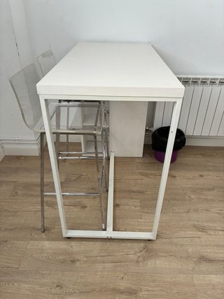 Mesa alta blanca con 2 taburetes