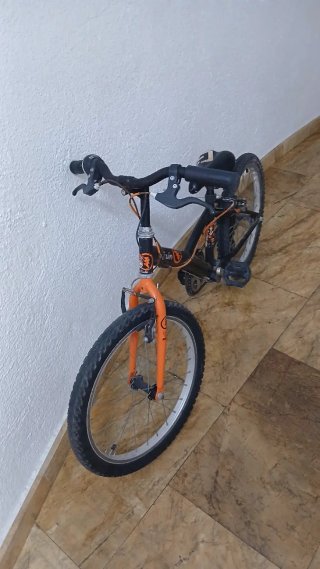 Bicicleta infantil BTWIN naranja y negra