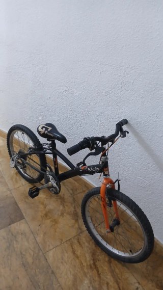 Bicicleta infantil BTWIN naranja y negra