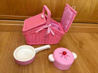 Cesta de picnic y cocina de juguete rosa