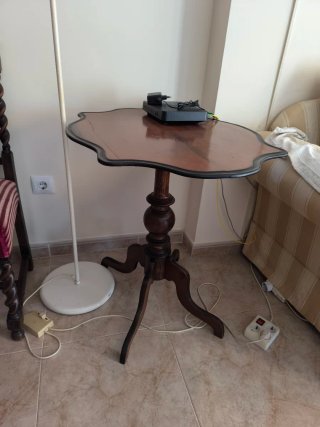 Mesa auxiliar antigua de madera