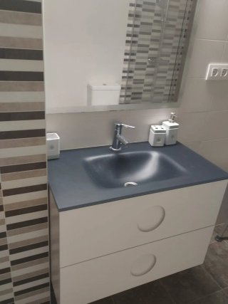Mueble de baño azul y blanco