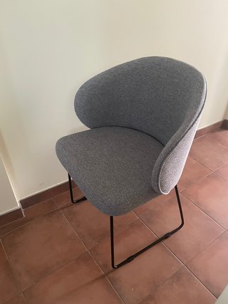 Silla lana gris y patas negras Hannun A estrenar