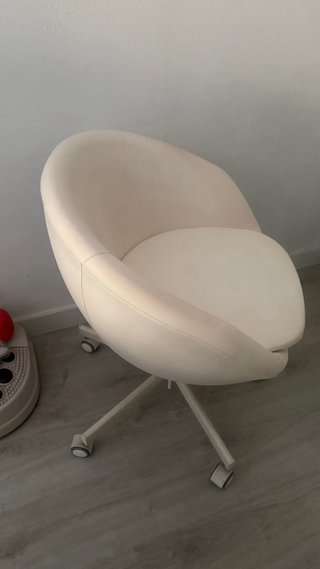Silla de escritorio beige con ruedas.
