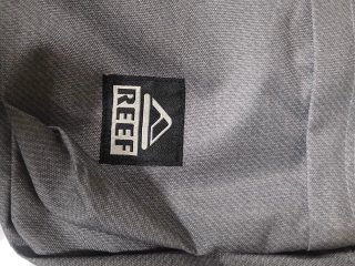 Mochila Reef gris con rayas
