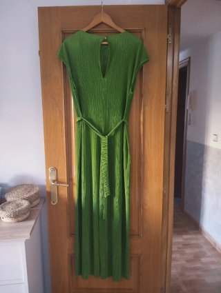 Mono verde plisado con cinturón
