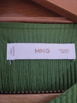 Mono verde plisado con cinturón