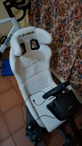 Asiento Playseat y Volante Logitech G29