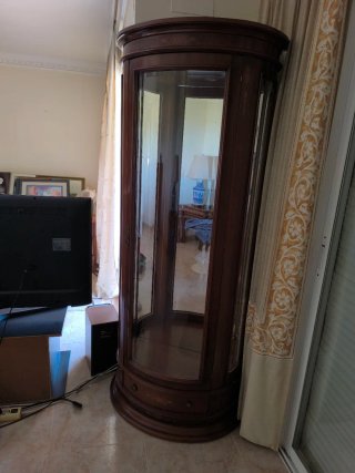 Vitrina oval de madera y cristal