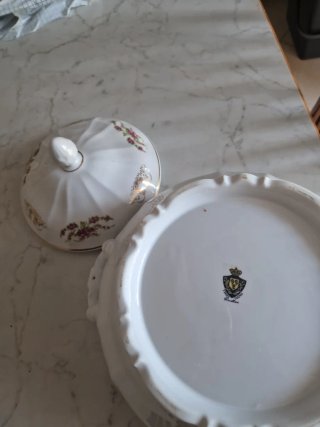 Zuppiera in porcellana con decori floreali.