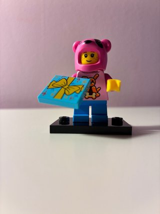 Minifigura Lego Oso Rosa con Regalo
