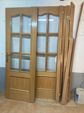 Doble puerta de madera barnizada y acristalada