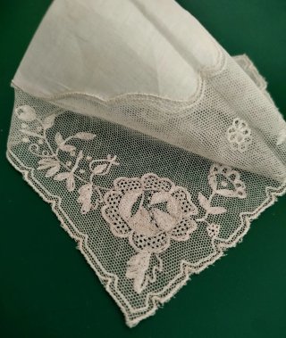 Pañuelo antiguo de encaje para ceremonias