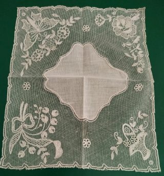 Pañuelo antiguo de encaje para ceremonias