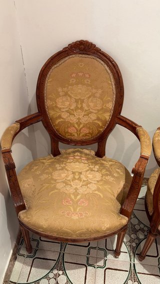 Sofá y sillones clásicos de madera