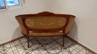 Sofá y sillones clásicos de madera