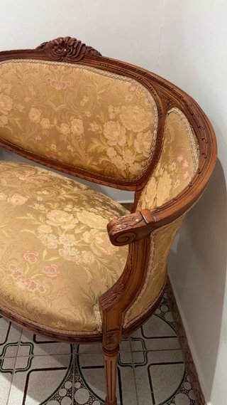 Sofá y sillones clásicos de madera