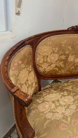 Sofá y sillones clásicos de madera