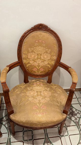 Sofá y sillones clásicos de madera