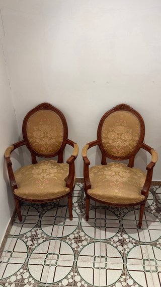 Sofá y sillones clásicos de madera