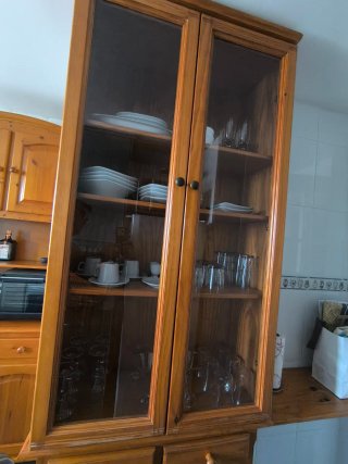 Mueble de madera con puertas y cajones