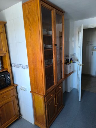 Mueble de madera con puertas y cajones