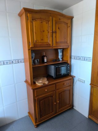 Mueble de madera con puertas y cajones