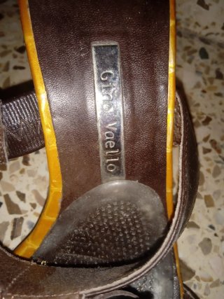 Zapatos de tacón Gino Vaello marrones y dorados