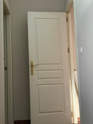 Puertas blancas de madera con cristal