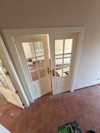 Puertas blancas de madera con cristal