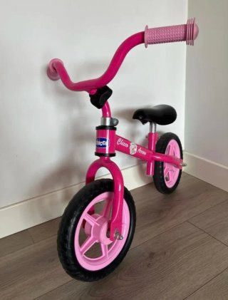 Bicicleta infantil rosa sin pedales