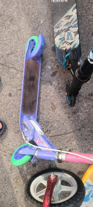 Lote 4 patinetes y 1 bici sin pedales