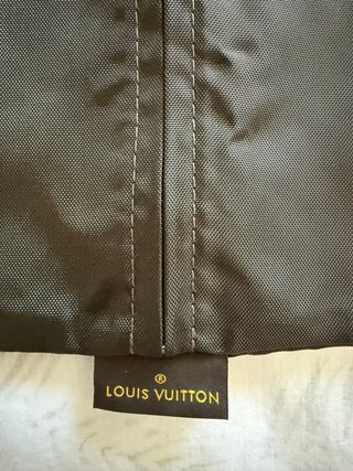 Funda porta trajes Louis Vuitton marrón