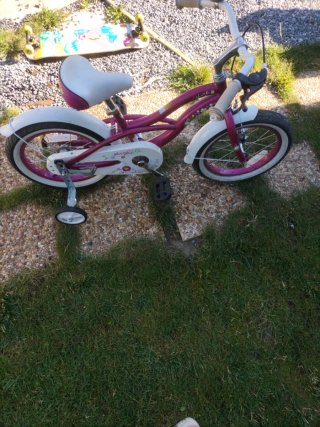 Bicicleta infantil morada con ruedines