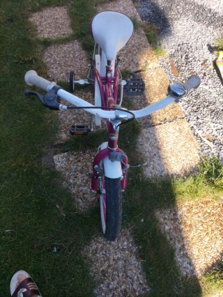 Bicicleta infantil morada con ruedines