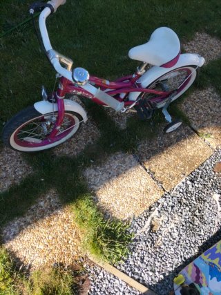 Bicicleta infantil morada con ruedines