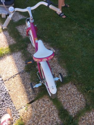 Bicicleta infantil morada con ruedines