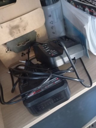 Motosierra eléctrica + 2 baterías + 2 cargadores