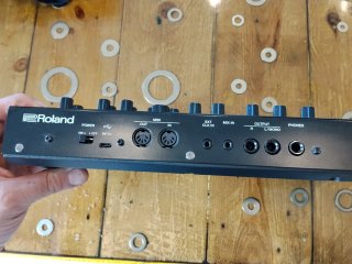 Sintetizador Roland SH-4d