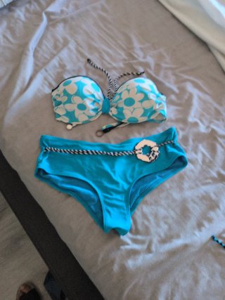 Bikini azul y blanco con flores