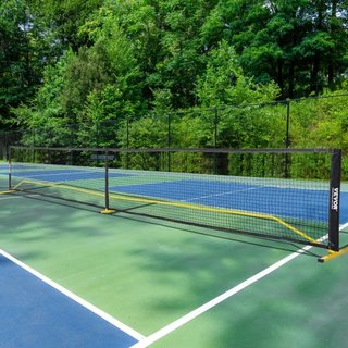 Sistema de Red de Pickleball Portátil, Red de Tamaño Regulamentario de 6.7 m, Marco de Metal Resistente a la Intemperie y Red de PE Fuerte, Red de Juego al Aire Libre con Bolsa de Transporte, Mont...