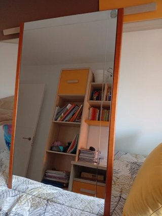 Dormitorio matrimonio con sinfonier,cómoda,espejo.