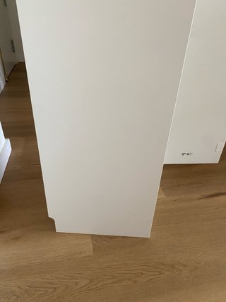 Librería blanca con puerta abatible